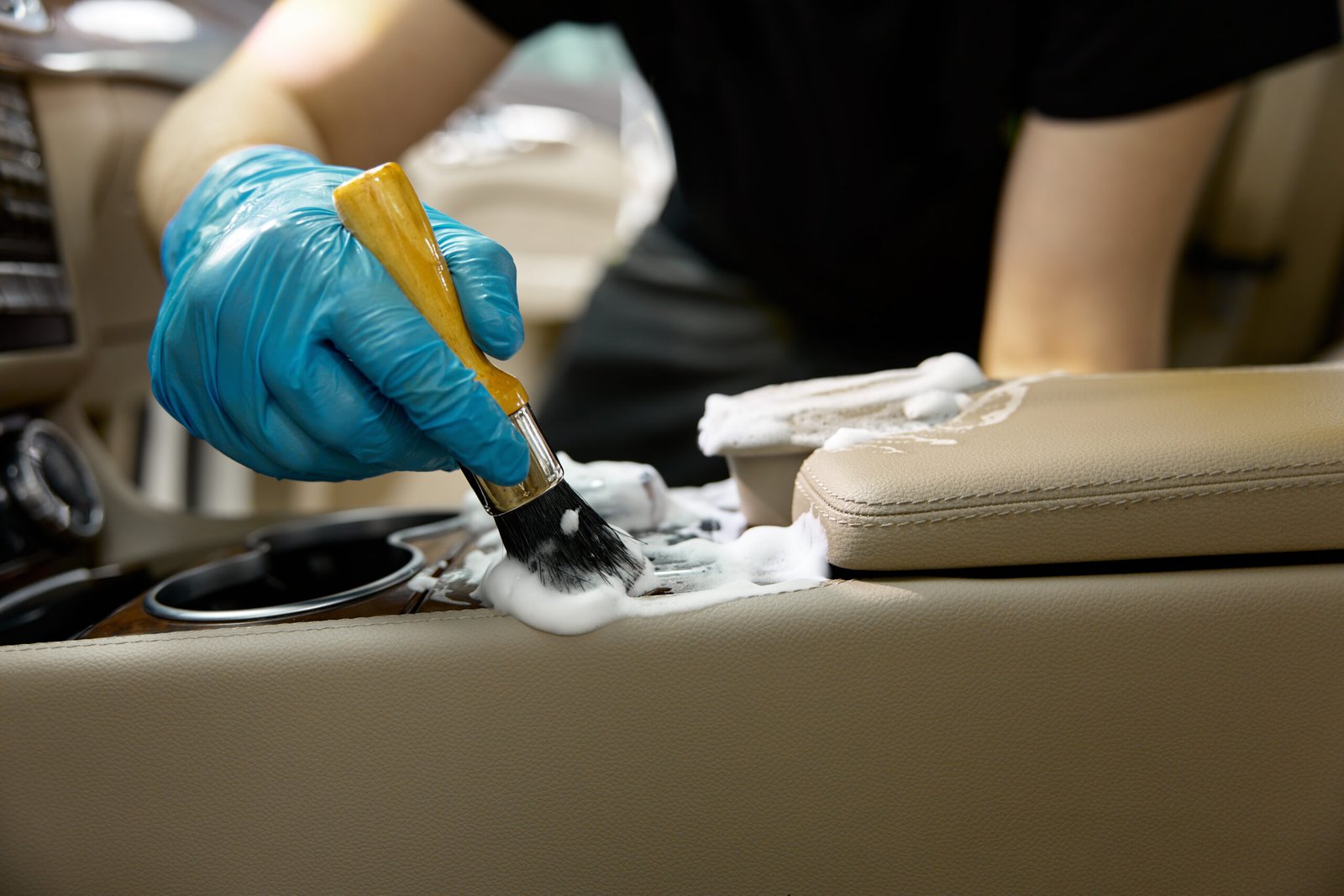 Proceso profesional de limpieza de cuero