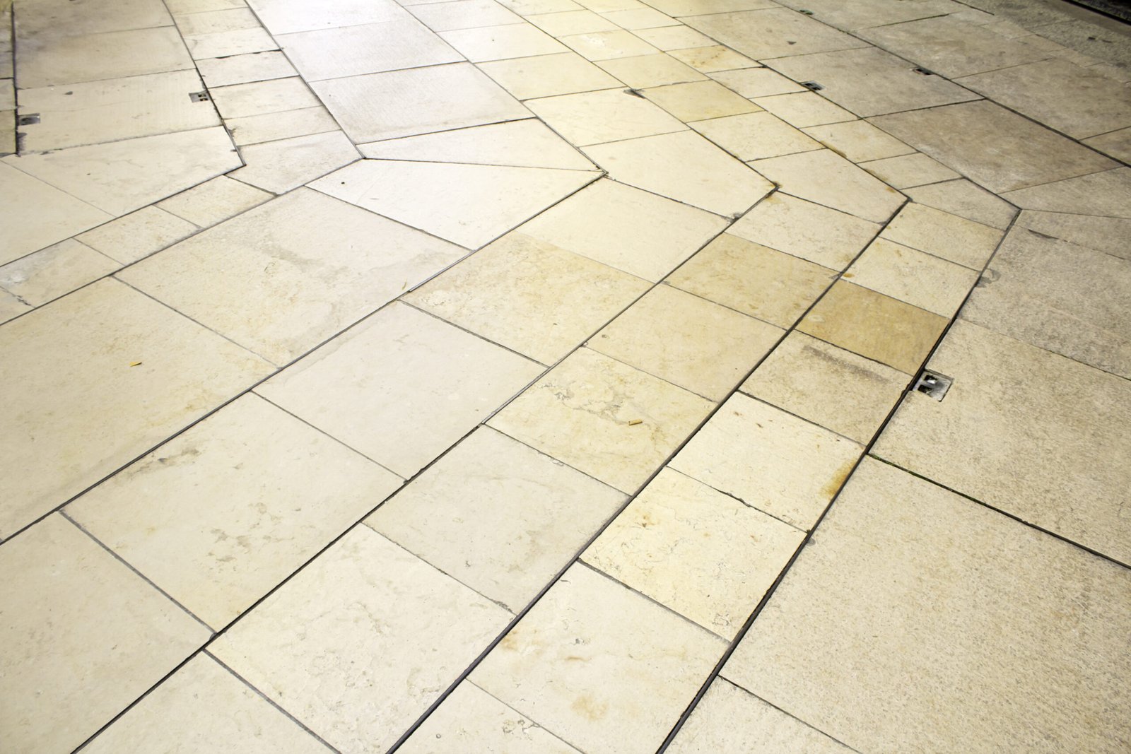 Suelos de piedra y pavimento: mantenimiento y protección