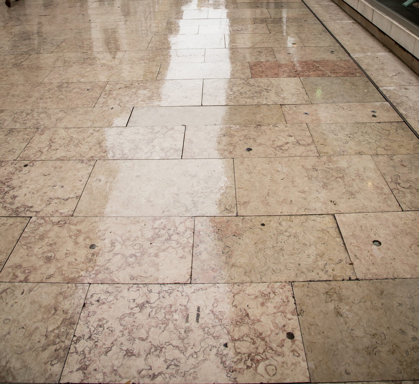 Suelos de piedra con desgaste y humedad