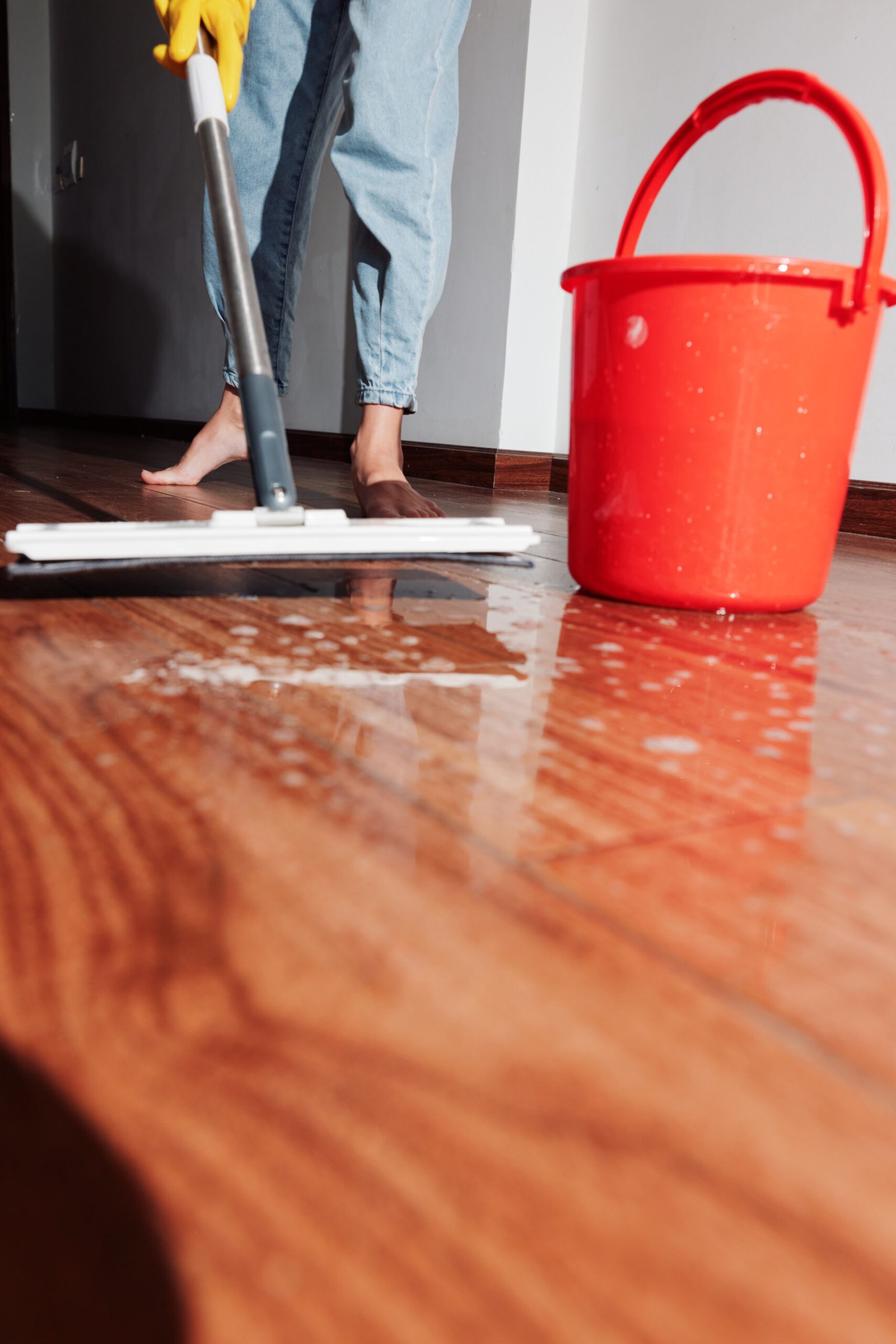 Limpieza de suelos de madera barnizada